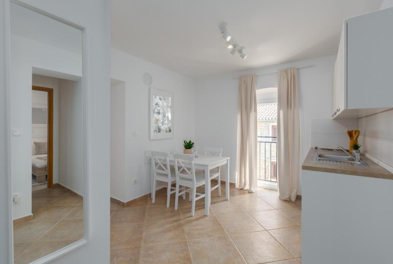 Apartments Agata Novigrad Istria Exterior foto