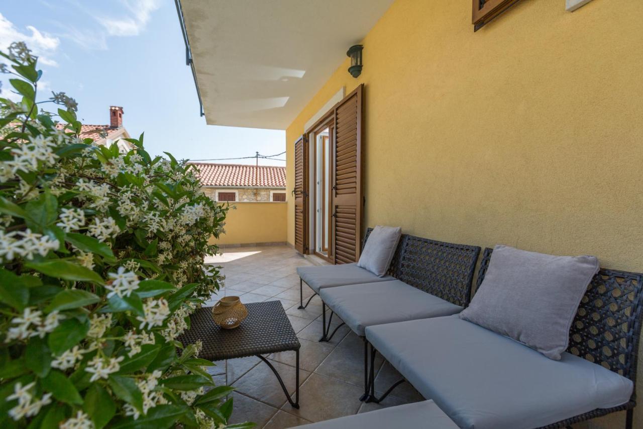 Apartments Agata Novigrad Istria Exterior foto